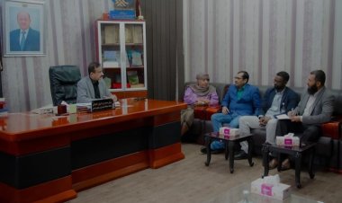 محافظ شبوة يناقش مع إدارة مستشفى الشيخ محمد بن زايد سبل تطوير الخدمات الطبية بالمستشفى .