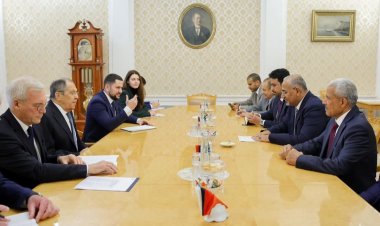 الرئيس الزُبيدي يصل موسكو ويلتقي وزير خارجية روسيا الاتحادية