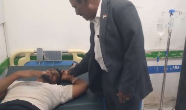 رئيس تنفيذية انتقالي شبوة يطمئن على صحة جرحى تفجير المحفد الإرهابي في عتق