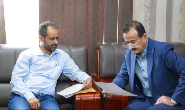 محافظ شبوة يناقش ترتيبات إقامة المخيم الطبي لعلاج أمراض وجراحات العيون