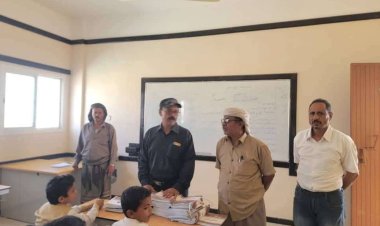 انتقالي نصاب يقدم كمية من الكتب المدرسية لإدارة مكتب التربية والتعليم بالمديرية