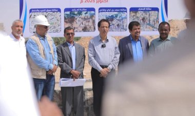 محافظ المهرة يفتتح مشروع الرصف الحجري لعدد من شوارع الغيضة المنخفضةلتصريف مياه الأمطار