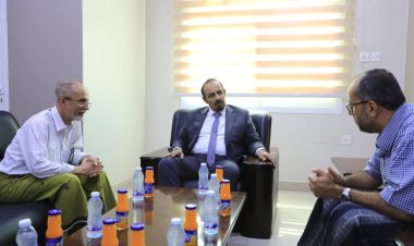 محافظ حضرموت يبحث مع رئيس الغرفة التجارية الأوضاع التموينية وسبل تعزيز الاستثمار للدفع بعجلة التنمية