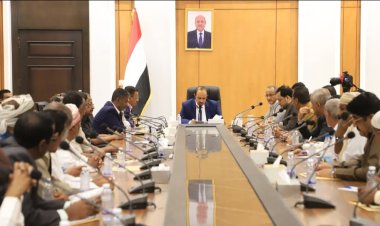 محافظ حضرموت يعقد لقاءً موسعاً بقيادات السلطة المحلية ومديري المديريات والأجهزة التنفيذية ويشدد على تلمس احتياجات المواطنين وتحسين الإيرادات وتعزيز هيبة الدولة