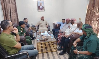 محافظ سقطرى يناقش مع المعنيين تفعيل الأنشطة الرياضية وخطة دمج الأندية بالمحافظة