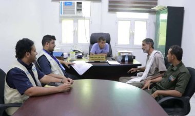 المدير العام لمديرية الشحر يطلع على نتائج تسليم موقع مشروع توفير المأوى الطارئ والانتقالي للنازحين بمخيمي تبالة والخزان للمقاول المنفذ