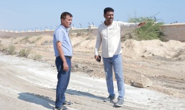 المدير العام لمديرية الشحر يطلع على سير أعمال تأهيل وصيانة المدخل الغربي للمدينة