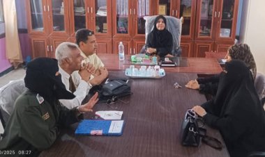 أمن العاصمة عدن يدشّن برنامجًا توعويًا حول مخاطر الابتزاز الإلكتروني والمخدرات في ثانوية بلقيس.