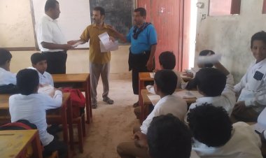 انتقالي مرخة يقدم كمية من الكتب المدرسية لمكتب التربية والتعليم بالمديرية