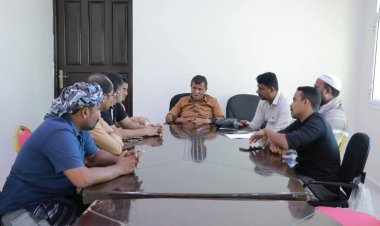 المدير العام لمديرية الشحر يلتقي اللجنة الأهلية بمدينة الحامي لمناقشة المشاريع المتعثرة