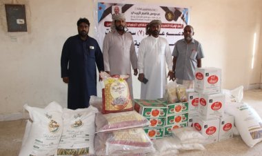 تنفيذية انتقالي حصوين تقدّم عدداً من السلل الغذائية دعماً لسكنات معلمي المديرية