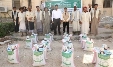 مدير عام مكتب الزراعة بمحافظة المهرة يدشن توزيع مدخلات زراعية