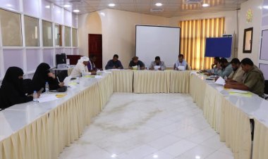 اللجنة الاستشارية بالمهرة تعقد اجتماعها الدوري وتناقش المنح والمستجدات والقضايا الصحية بالمحافظة