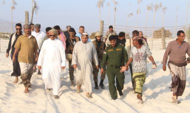 محافظ أرخبيل سقطرى يتفقد مخيم عومق السياحي ويؤكد دعم الجهود المحلية لتنشيط السياحة