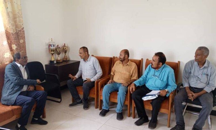 محمد لملس والذنبة يناقشان سير العملية التعليمية بمدارس البريقة واحتياجاتها.