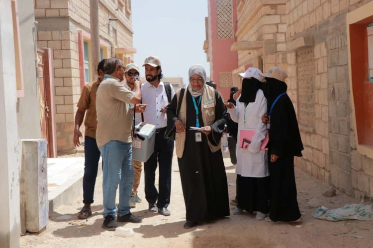 وفد من وزارة الصحة العامة والسكان ومنظمة اليونيسيف يطلعون على الفرق الميدانية ونتائج حملة التحصين ضد شلل الأطفال بمديرية الشحر