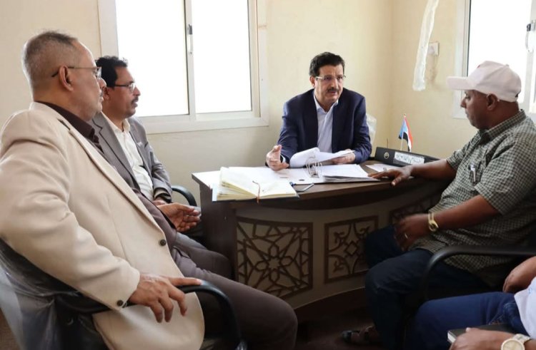 فريق التوجيه والرقابة الرئاسي يطّلع على سير عمل عدد من إدارات تنفيذية انتقالي سقطرى