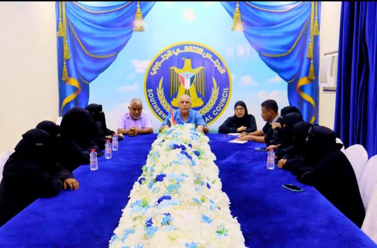 فريق التوجيه والرقابة الرئاسي يؤكد وقوفه مع أمهات وذوي شهداء الجنوب بعد الاعتداء على وقفتهن السلمية بالمكلا