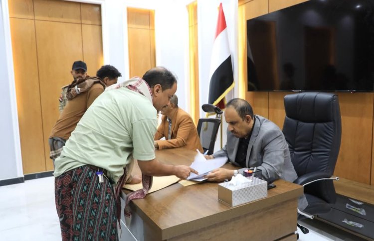 محافظ حضرموت يلتقي المواطنين ويستمع لقضاياهم ويصدر توجيهات فورية بتخليص معاملات أكثر من 600 مواطن