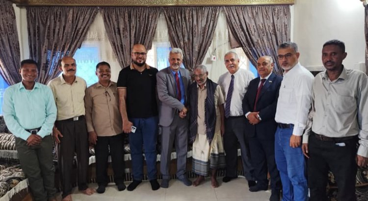 فريق التوجيه والرقابة الرئاسي يطمئن على صحة المناضل أحمد بامعلم بالمكلا