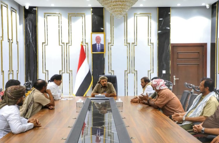 محافظ حضرموت يبحث مع قيادات عدد من الجمعيات السمكية بالريدة وقصيعر سُبل تنظيم عملية الاصطياد والحفاظ على الثروة السمكية