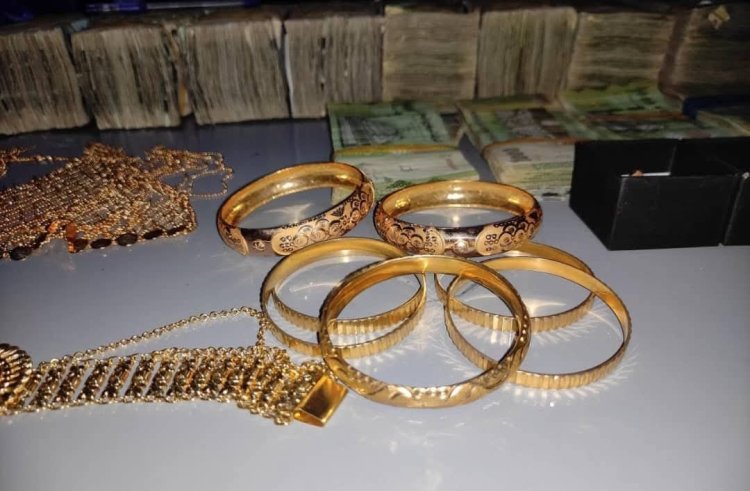 في أقل من ساعتين مركز شرطة روكب التابع لإدارة أمن مديرية المكلا يلقي القبض على عصابة مكونة من شخصين قاموا لسرقة من داخل منزل أحد المواطنين في المنطقة.