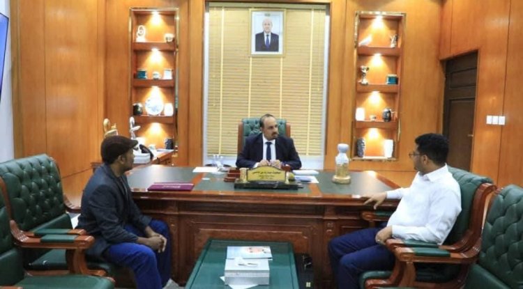 محافظ حضرموت يتسلّم درع شكر من الأندية والاتحادات الرياضية وفاءً لدعمه اللامحدود للقطاع الرياضي ويُشيد بأعمال الفنان التشكيلي يعقوب هبشان