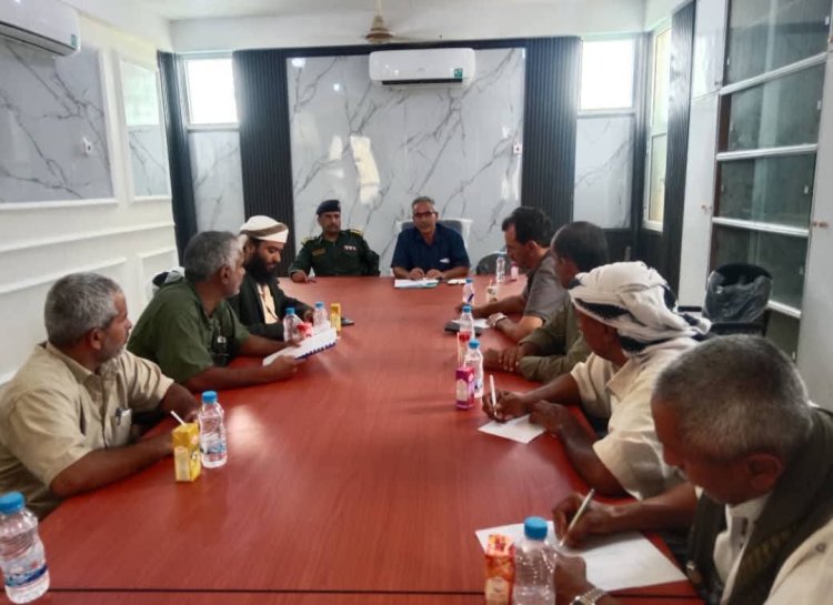 المكتب التنفيذي بمديرية عتق يعقد اجتماعه الدوري ويستعرض تقارير الأوقاف والصحة