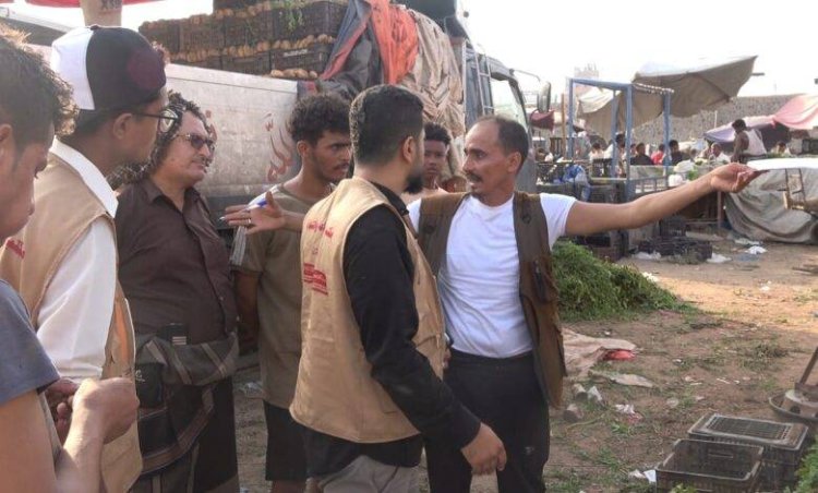 صناعة وتجارة عدن تنفّذ نزولاً رقابياً إلى السوق المركزي للخضروات في المنصورة