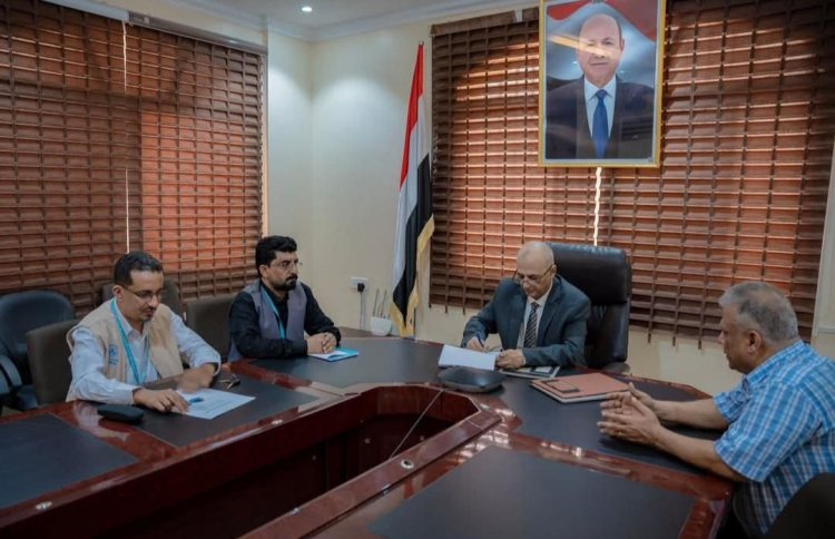 وزير المياه والبيئة يوقع اتفاقيتين لتنفيذ مشاريع في مأرب وأبين