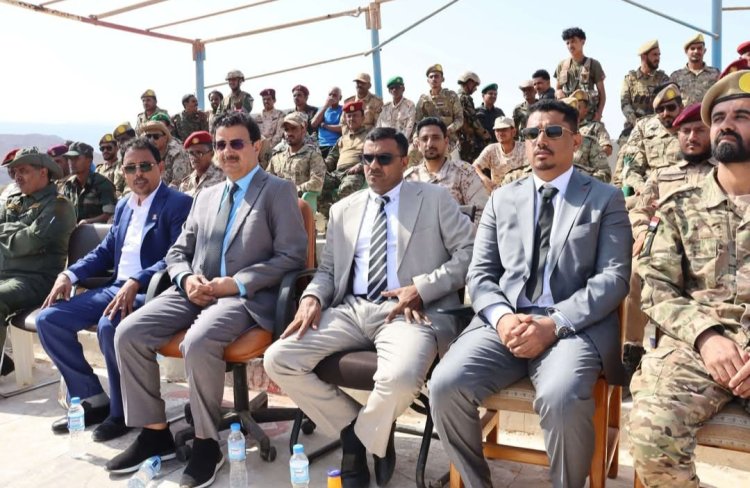 فريق التوجيه والرقابة الرئاسي يدشن دورة تدريبية لتأهيل وهيكلة قوات اللواء الأول مشاة بحري بسقطرى