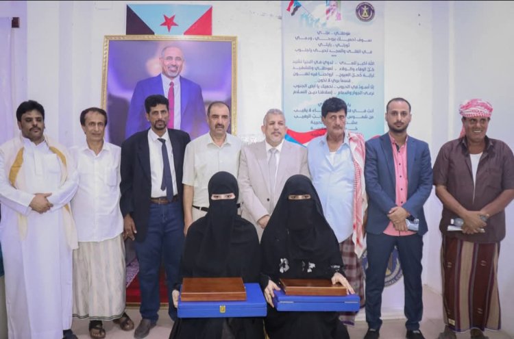 بحضور فريق التوجيه والرقابة الرئاسي ومكتب التربية بالمحافظة... تسليم جوائز الرئيس الزبيدي للطالبات المتفوقات من المهرة للعام الدراسي 2024 – 2025م .