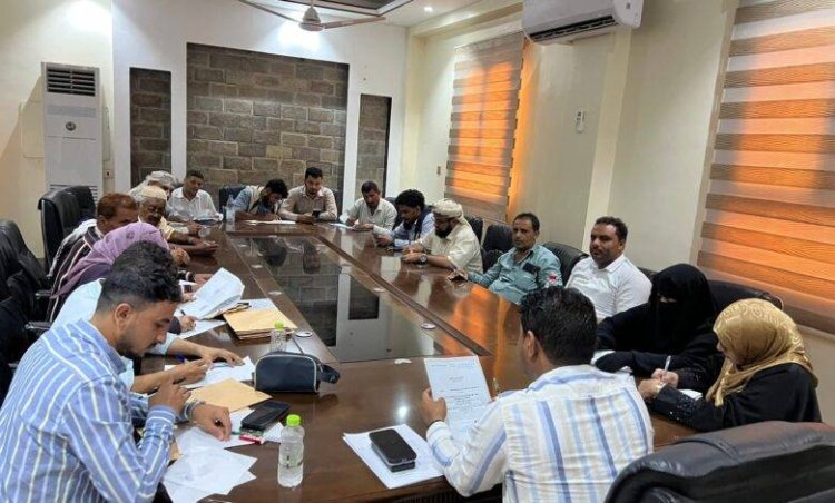 معاوية يترأس اجتماعا لجنة المناقصة رقم “10” أحد مشاريع البرنامج الاستثماري لعام 2025