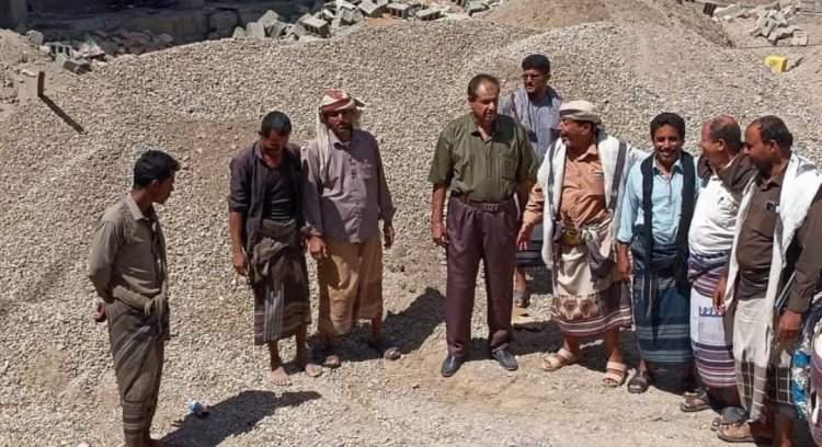 الوكيل الفاطمي يتفقد سير العمل في مشروع مدرسة الفقيد البحري بمديرية بيحان