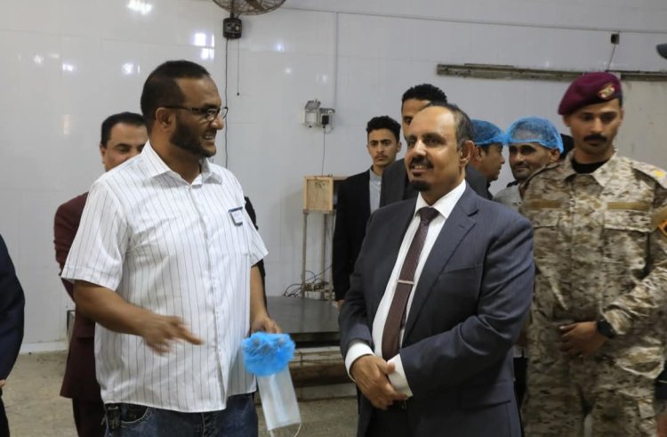 محافظ حضرموت يتفقد مصنع المكلا لتعليب الأسماك ويشيد بمستوى التحديثات المنفذة