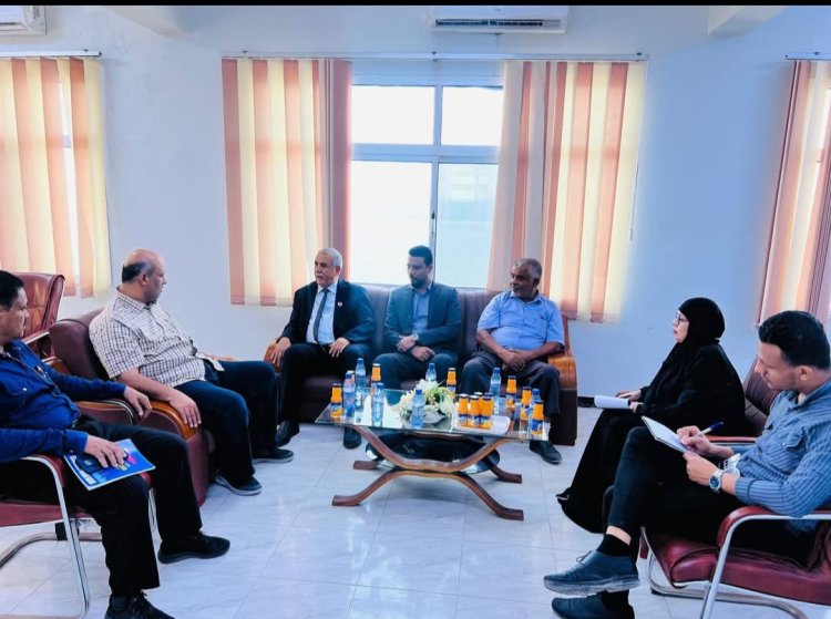 فريق التوجيه والرقابة الرئاسي يزور هيئة المصائد السمكية في البحر العربي ويطّلع على سير العمل بمرافقها في المكلا