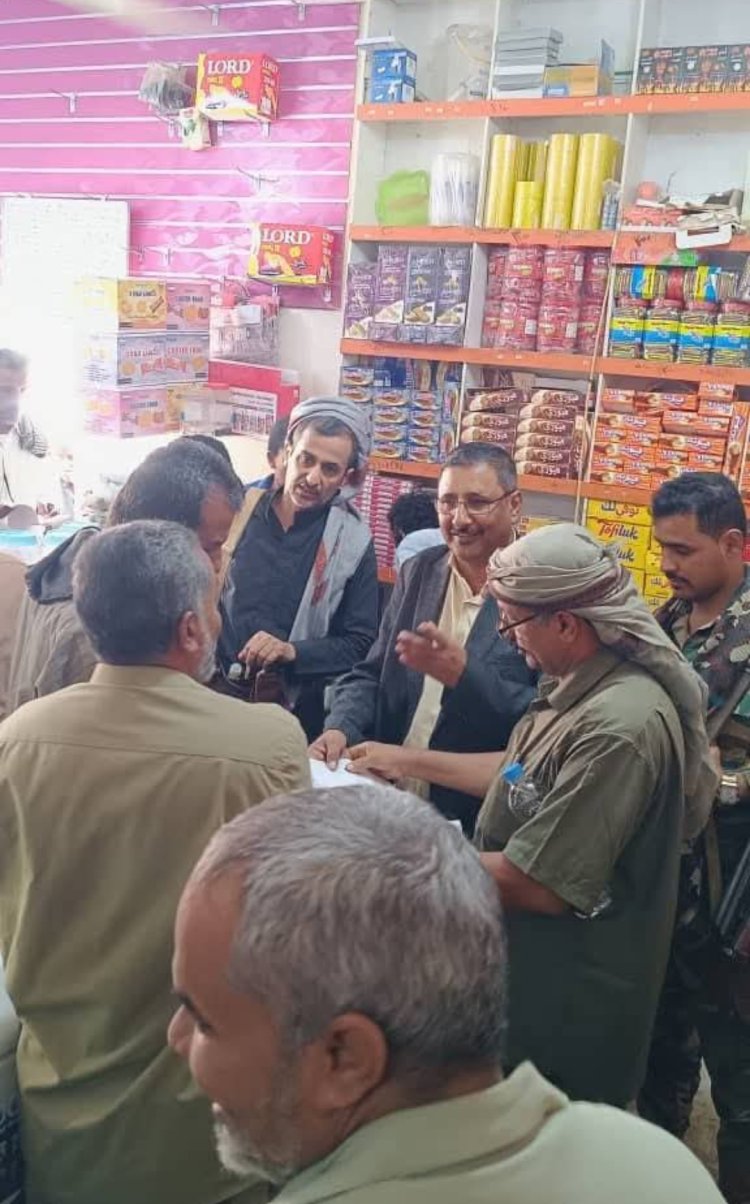 مكتب الصناعة والتجارة بشبوة يشن حملة تفتيش على أسواق مديرية الصعيد لضبط المخالفات