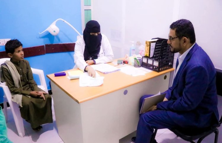 محافظ شبوة يوجه بسرعة تشغيل قسم العيون بمستشفى الأمومة لتعزيز الرعاية الصحية