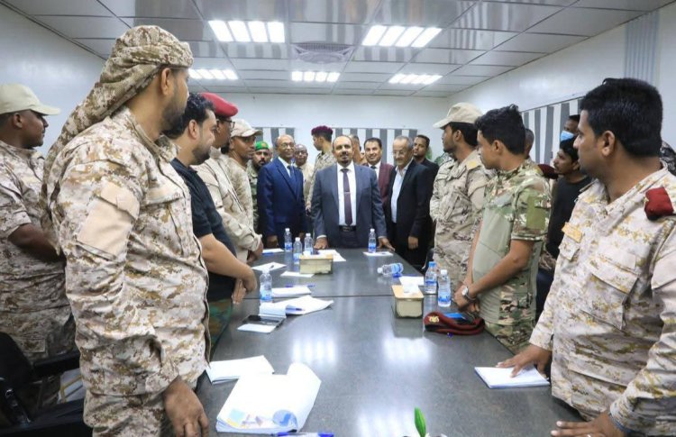 محافظ حضرموت يطّلع على سير دورة أمن الموانئ لضباط  خفر السواحل بالمكلا