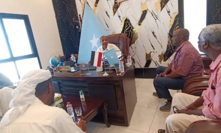سفير جمهورية الصومال الفيدرالية لدى اليمن يلتقي قيادة الجالية الصومالية بالعاصمة عدن ويتلمس همومهم وقضاياهم.