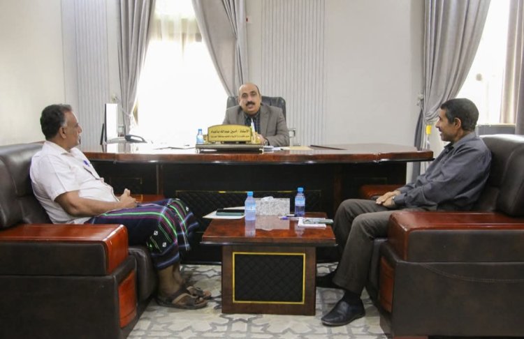 المدير باعباد يناقش أوضاع القطاع التربوي والتعليمي وسير العملية التعليمية بمديرية أرياف المكلا