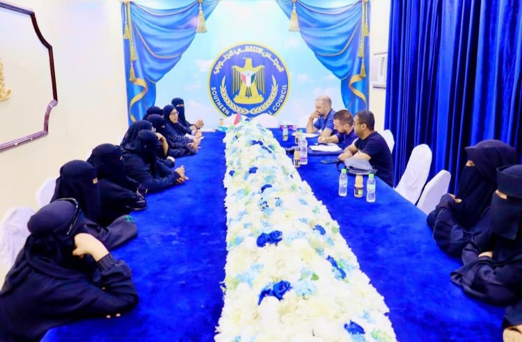 المعهد الأوروبي للسلام يطلع على الأعتداءات الذي تعرضن له أمهات وذوي شهداء الجنوب في وقفتهن السلمية بالمكلا