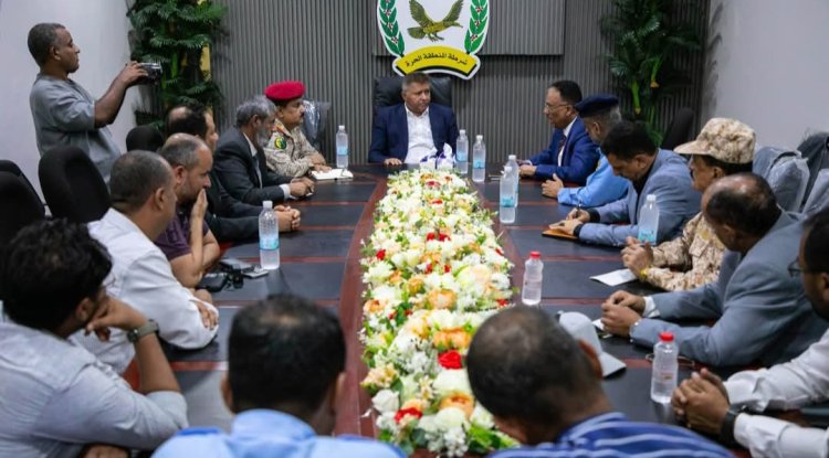 النائب العام ووزير الدفاع يطلعان على سير العمل في ميناء عدن