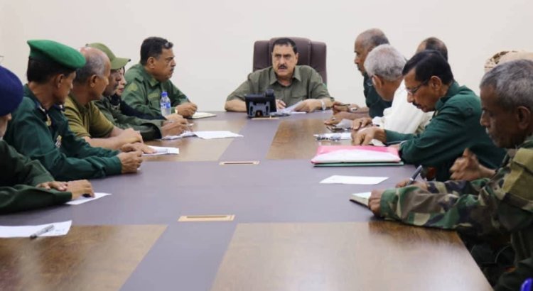 مدير أمن العاصمة عدن يترأس اجتماعًا أمنيًا بمديري الإدارات ويشدد على تعزيز الأداء والانضباط.