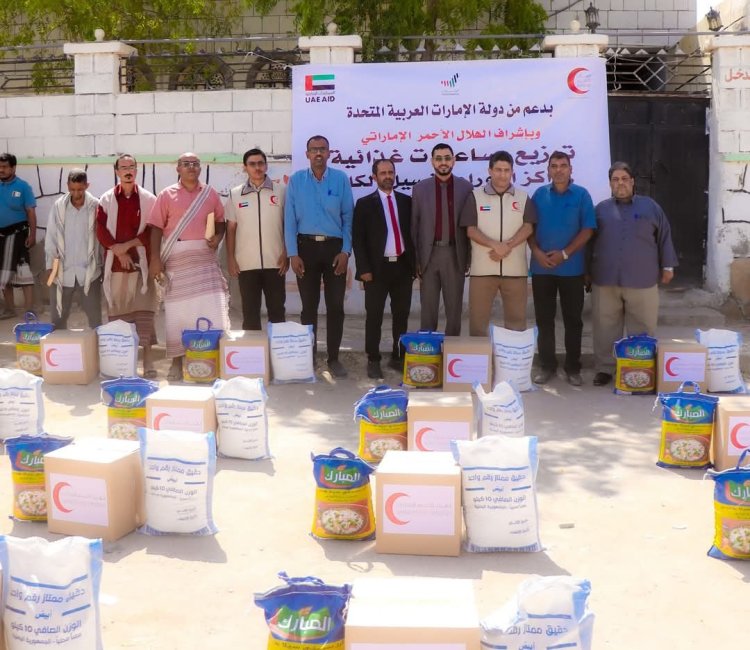 استمراراً للدعم الإنساني الإماراتي.. توزيع مساعدات غذائية لمرضى مركز الأورام بشبوة