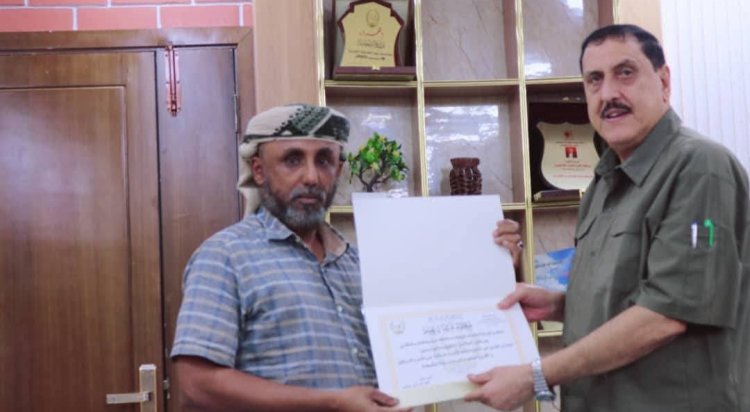 مدير أمن العاصمة عدن يكرم الإدارة العامة لورشة صيانة المركبات العسكرية والأمنية