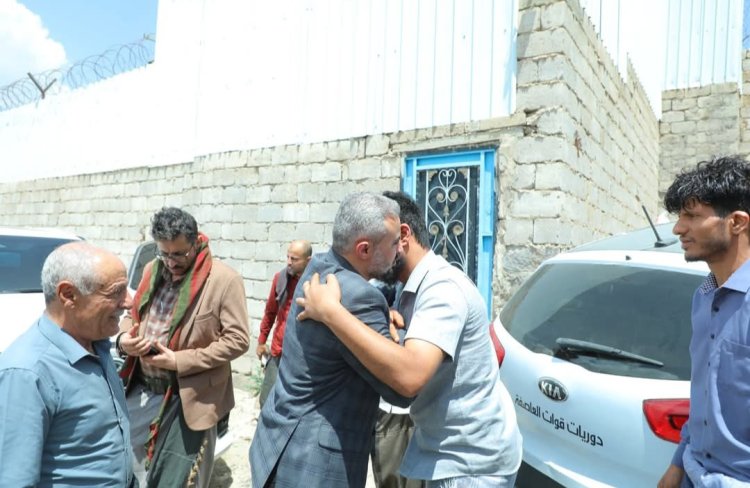 رئيس هيئة الإعلام والثقافة يقدم واجب العزاء والمواساة لأسرة المناضل كمال الجبني