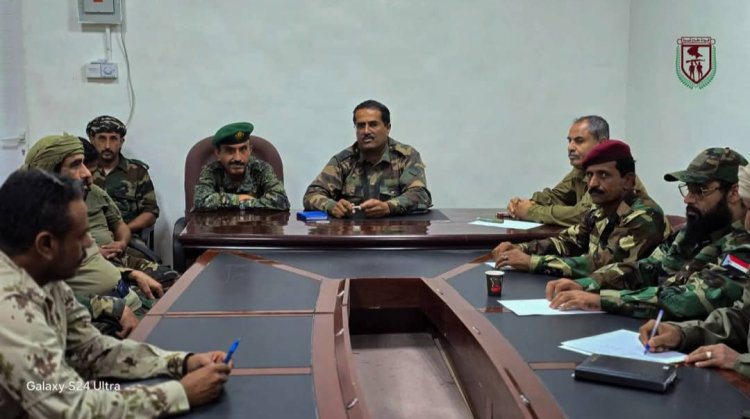 قائد قوات دفاع شبوة العميد الركن علي صالح الكليبي يعقد اجتماعاً لرفع الجاهزية الدفاعية ومواجهة التهديدات