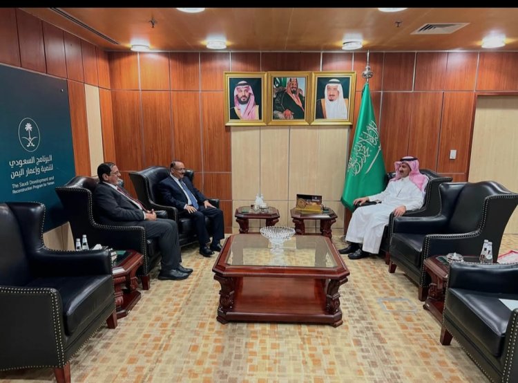 وزير النقل يلتقي السفير آل جابر المشرف العام على البرنامج السعودي لإعمار اليمن في مقر البرنامج بالرياض