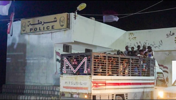 شرطة المهرة تضبط شبكات تهريب المهاجرين غير الشرعيين وترحّل أكثر من 406 مهاجرًا في حملة واسعة بشحن